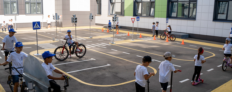 Репортаж  газеты "Алга (Вперед)" про открытие  автогородка ЖУ-ЖУ для детей в Пестречинском районе Татарстана.