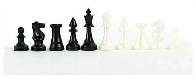 Шахматы гроссмейстерские пластмассовые на доске из микрогофрокартона